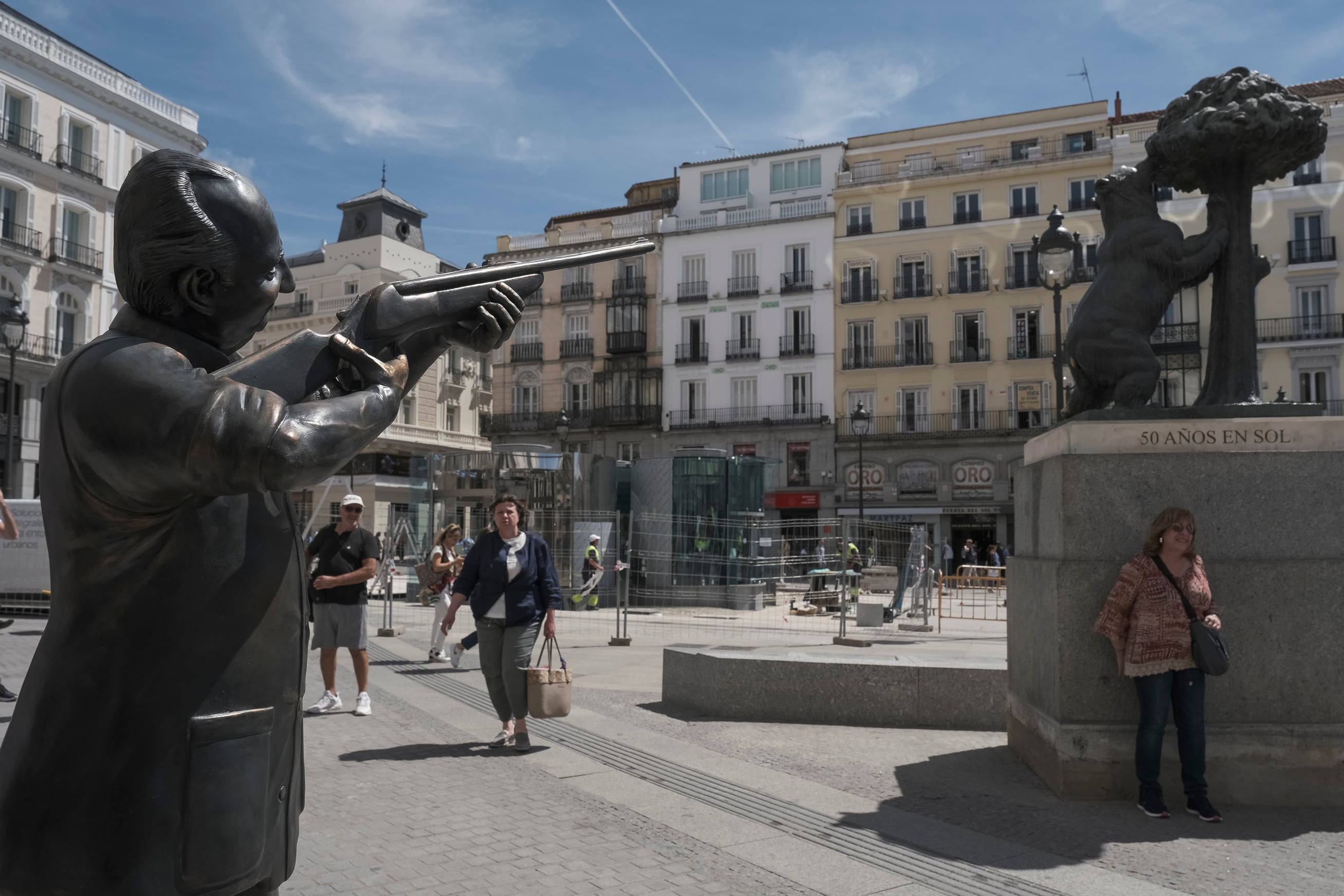 El artista chileno Nicolás Miranda instaló en el corazón de la capital española una pieza escultórica del rey emérito, Juan Carlos I de Borbón, apuntando con un rifle de caza al icónico monumento madrileño