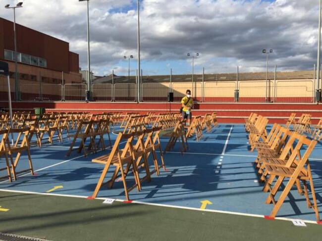 Imagen de la colocación de las sillas para cumpliar con las medidas sanitarias