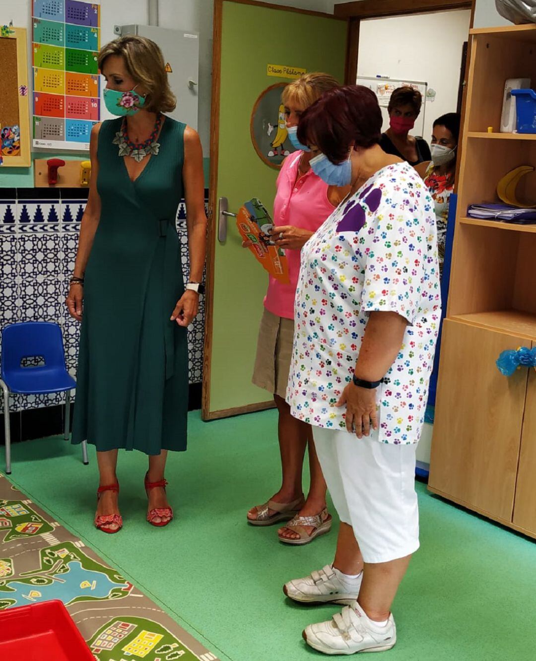 La delegada visita un aula de la escuela infantil Nuestra Señora de la Soledad.