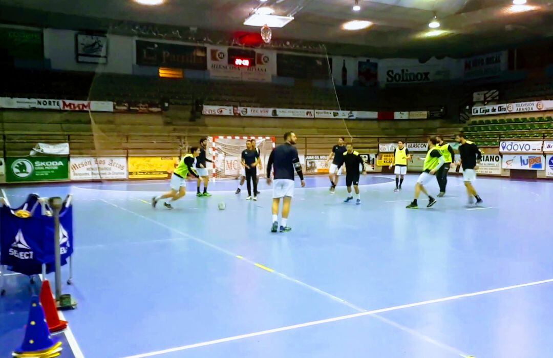 Una de las primeras sesiones de trabajo del equipo tras regresar a los entrenamientos.