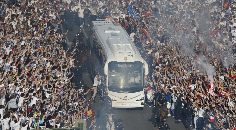 El autobús del Real Madrid, a su llegada al Santiago Bernabéu 