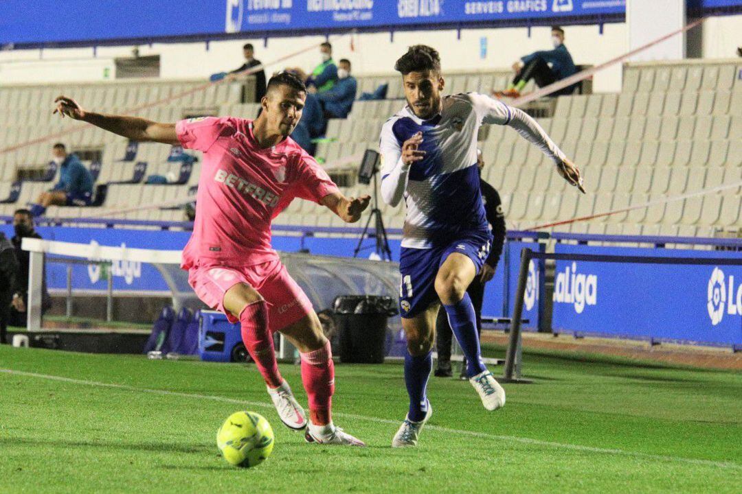 Valjent disputa el balón con el jugador del Sabadell.