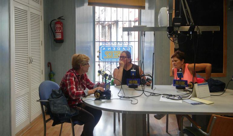 Las tres voluntarias, momentos antes de iniciar la entrevista, ante nuestros micrófonos