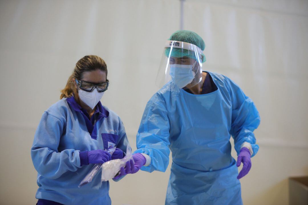 Sanitarios en la prueba de test antígenos para el cribado masivo de la detección del covid 19