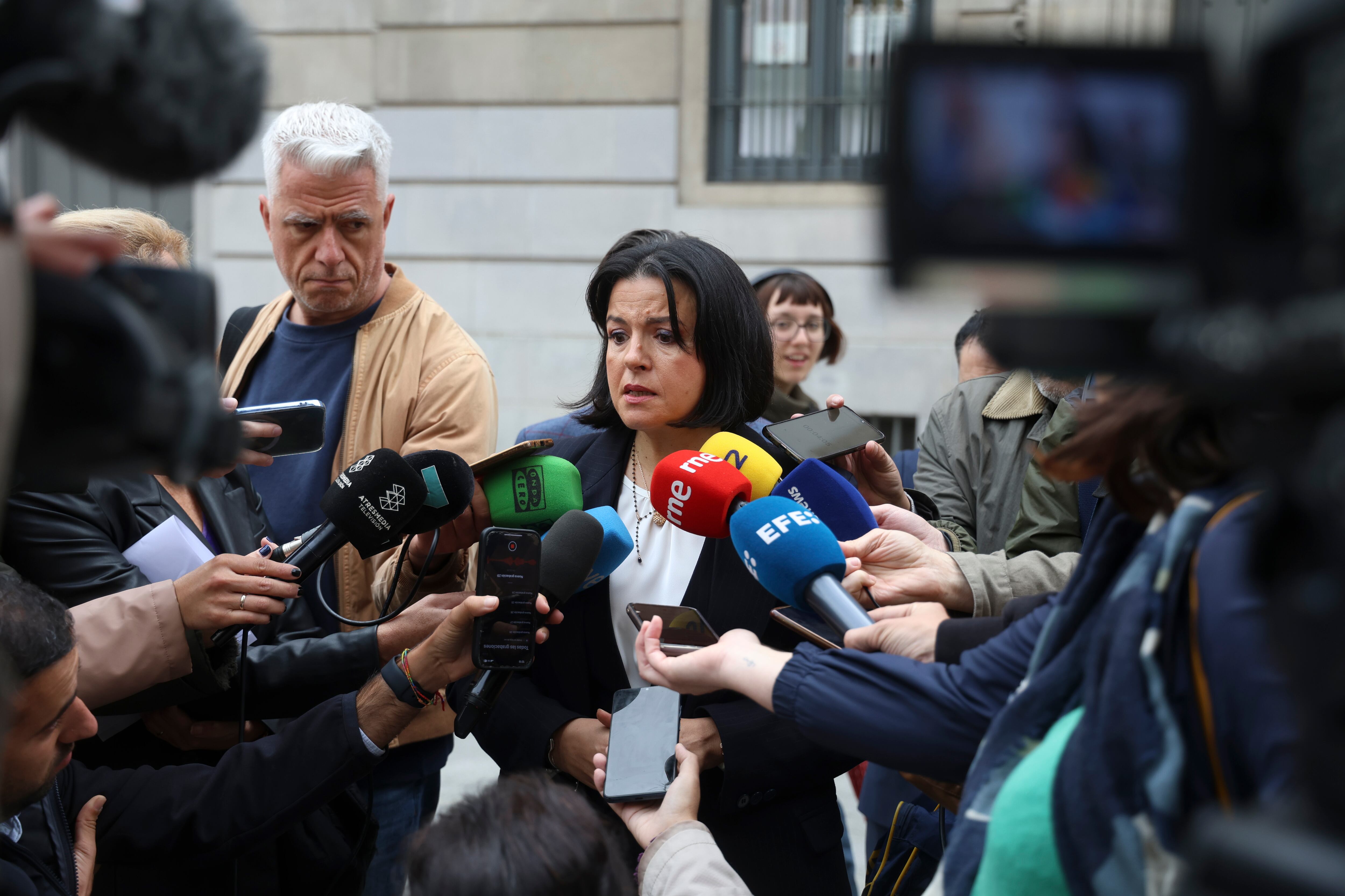 La portavoz de las familias de las víctimas del naufragio del Villa de Pitanxo, María José de Pazo, y sus abogados comparecen para valorar el informe de la Comisión Permanente de Investigación de Accidentes e Incidentes Marítimos . 
EFE/Salvador Sas
