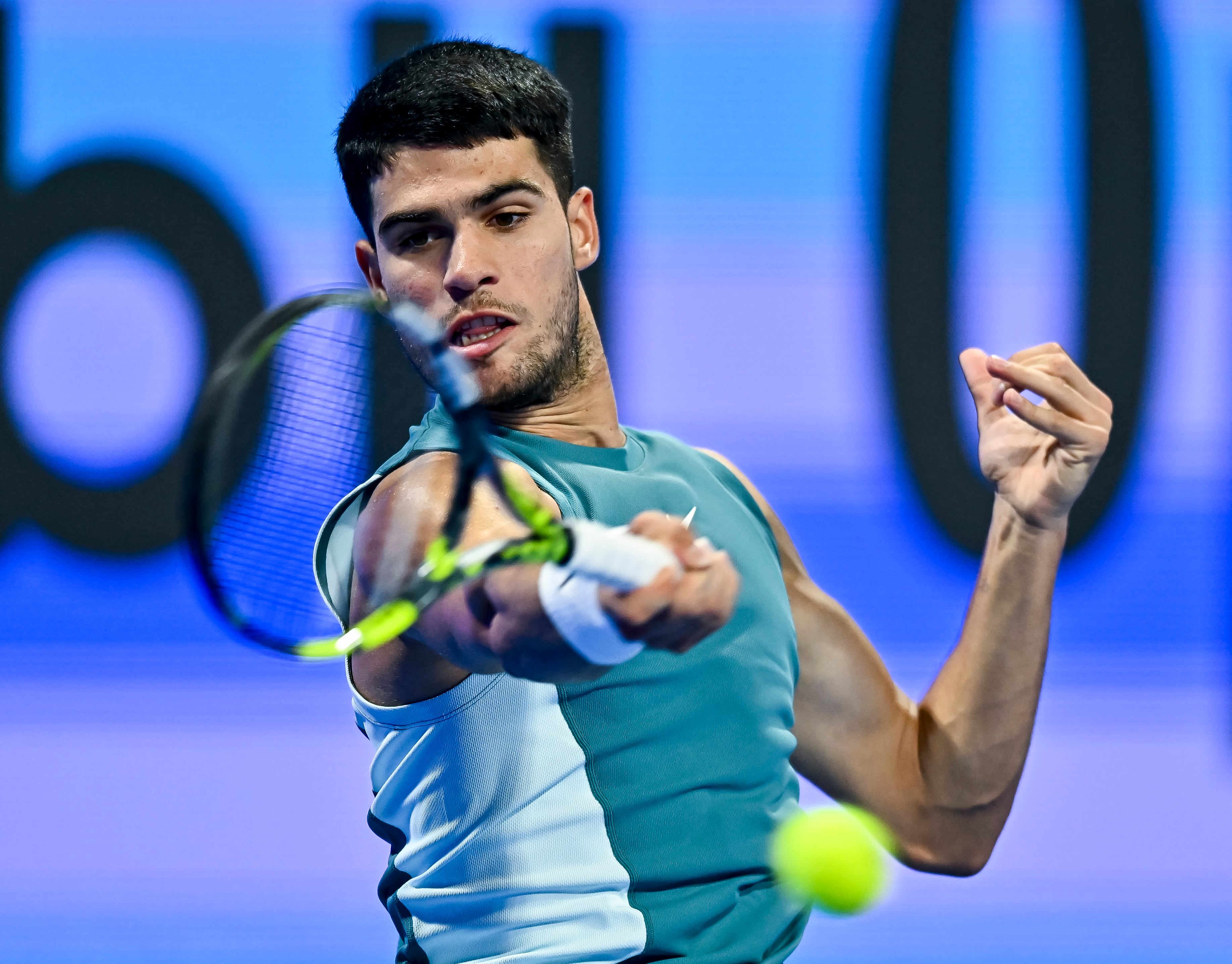 Doha (Qatar), 20/02/2025.- Carlos Alcaraz of Spain in action against Jiri Lehecka of Czech Republic during their quarterfinal match at the ATP Qatar Open tennis tournament in Doha, Qatar, 20 February 2025. (Tenis, República Checa, España, Catar) EFE/EPA/NOUSHAD THEKKAYIL
