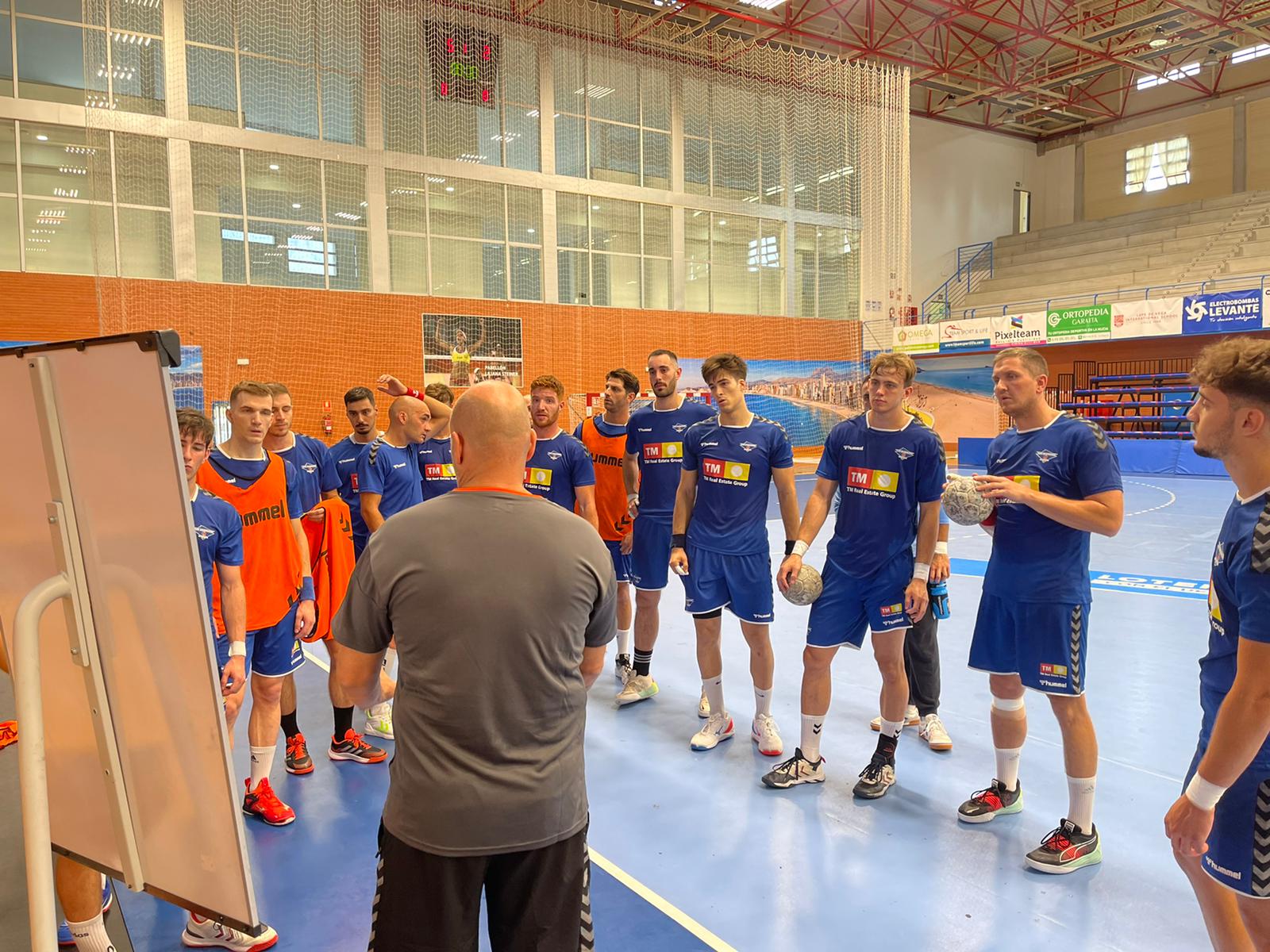 Fernando Latorre se dirige a sus jugadores durante un entrenamiento