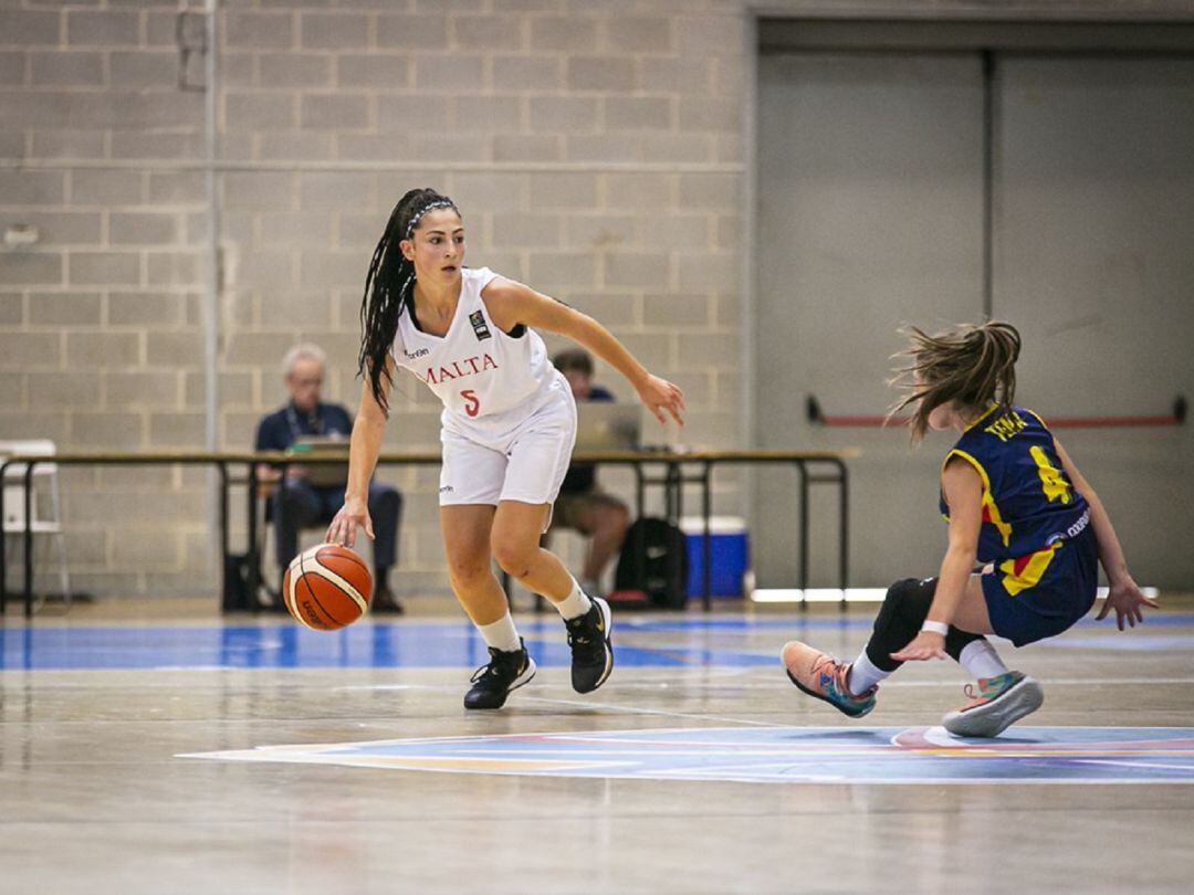 Mikela Riolo con la camiseta de la Selección de Malta.