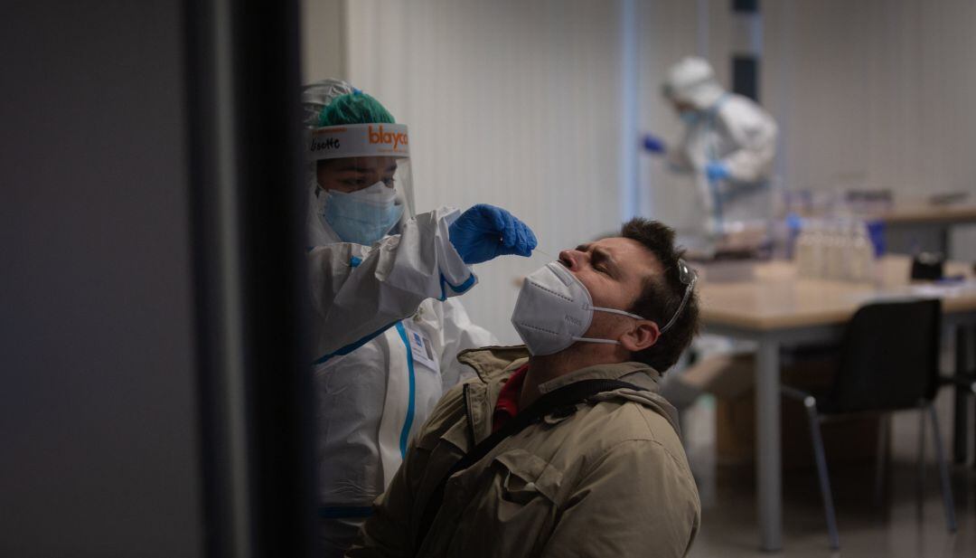 Un hombre recibe una prueba PCR