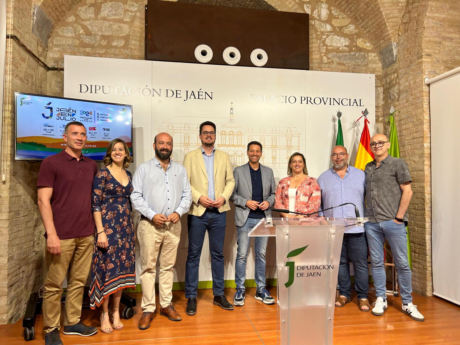 El diputado de Promoción y Turismo, Francisco Javier Lozano (cuarto por la izqda), junto a directores de los festivales y alcaldes de los municipios en los que se celebran.