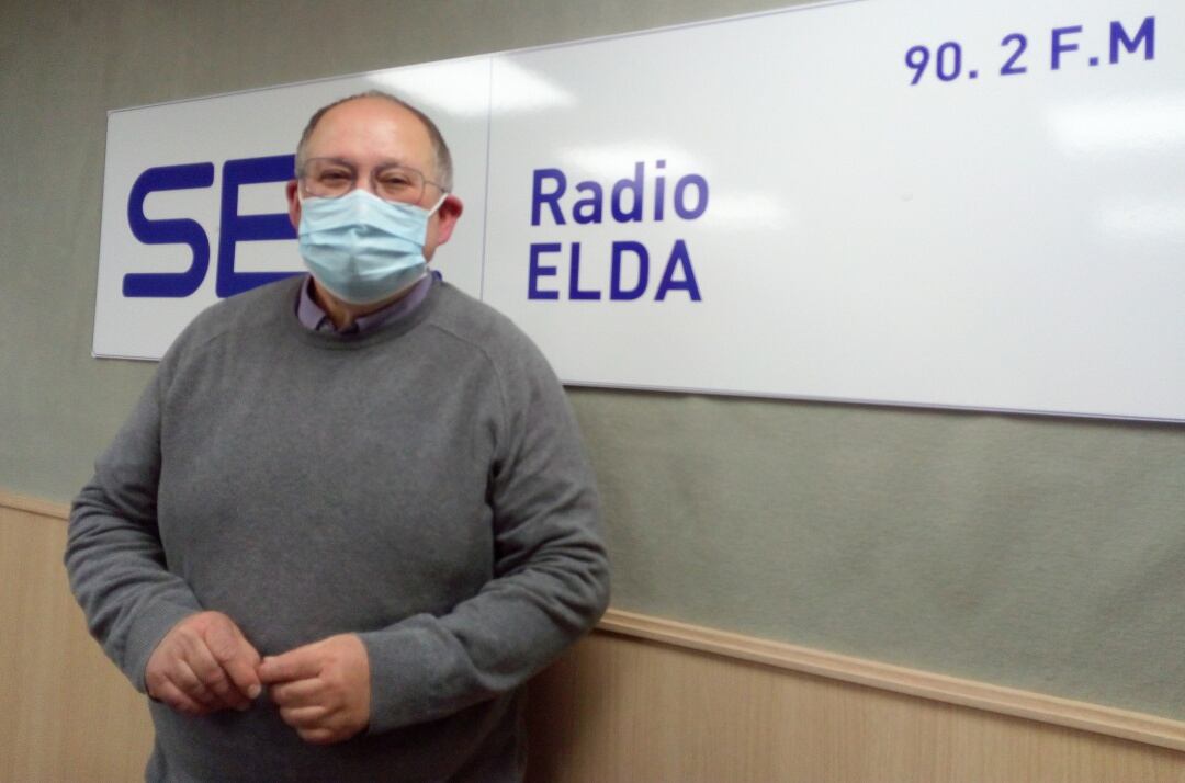 Juan Carlos Martínez Cañabate en el estudio de Radio Elda