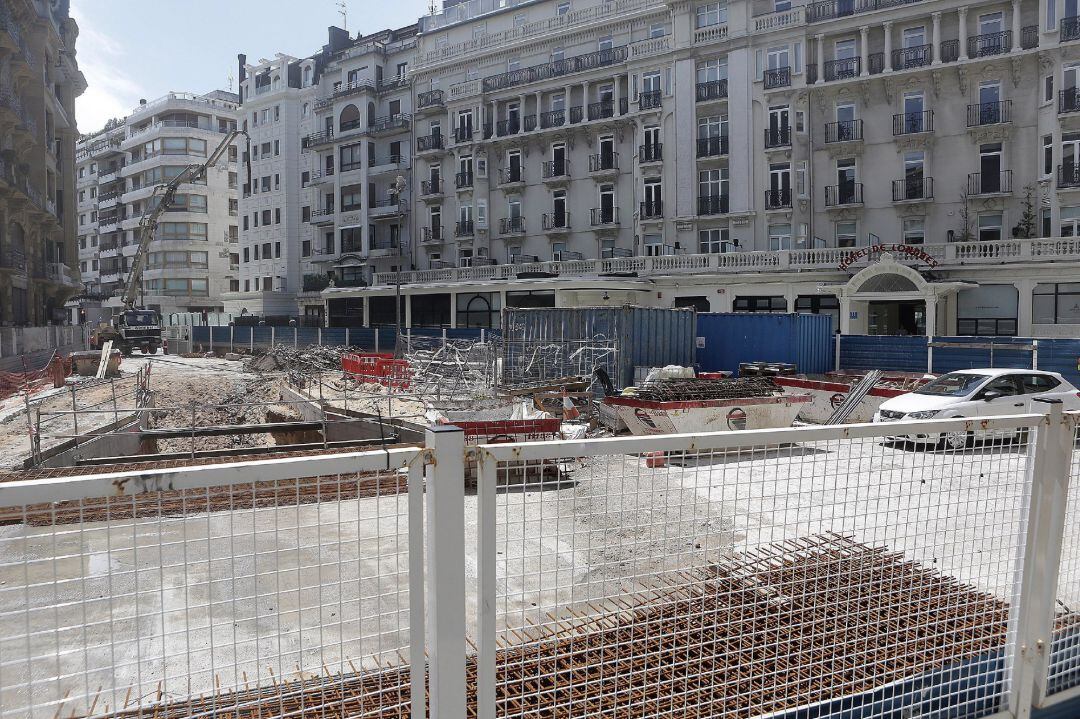 El edificio contiguo al hotel Londres de San Sebastián, situado en la calle Zubieta, ha sido desalojado este viernes a causa de un desprendimiento.