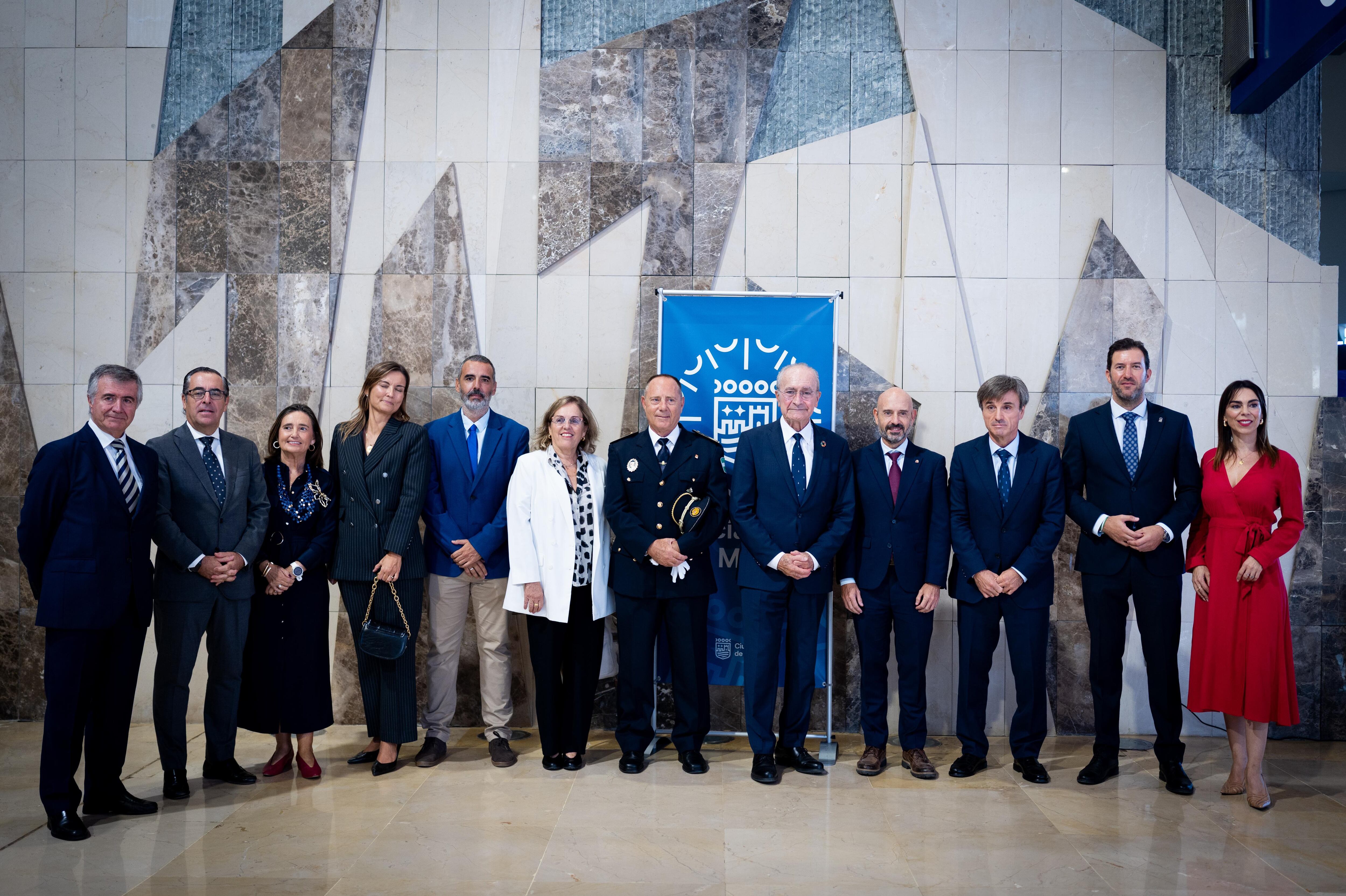 El evento ha estado presidido por el alcalde, Francisco de la Torre, acompañado por el concejal delegado del Área de Seguridad, Avelino Barrionuevo, y el intendente principal jefe de la Policía Local de Málaga, Juan Ferrer; el subdelegado del Gobierno, Francisco Javier Salas; el delegado territorial de Economía y Hacienda de la Junta, Antonio García Acedo; el diputado provincial de Seguridad y Emergencias, Luis José Rodríguez; la presidenta de la Audiencia Provincial, Lourdes García; el fiscal jefe de la Fiscalía Provincial de Málaga, Juan Bautista Calvo-Rubio; y la directora del Instituto de Emergencias y Seguridad Pública de Andalucía (IESPA), Asunción Grávalos.