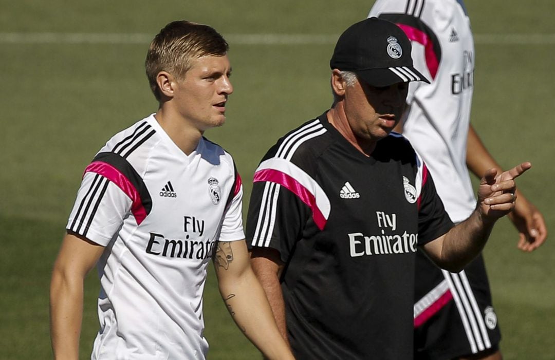 Kroos habla con Ancelotti, durante un entrenamiento con el Real Madrid en agosto de 2014