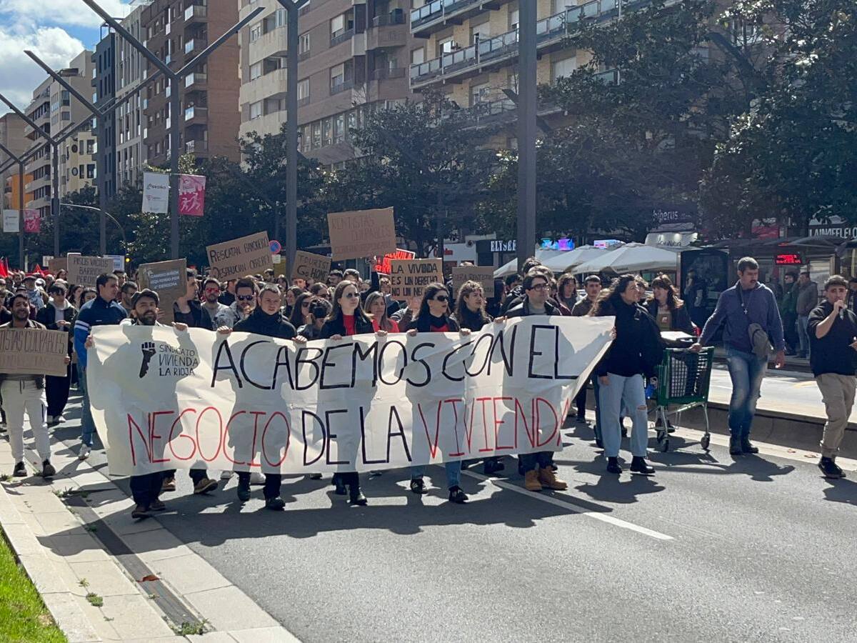 El hartazgo por la vivienda toma las calles de Logroño con una multitudinaria manifestación