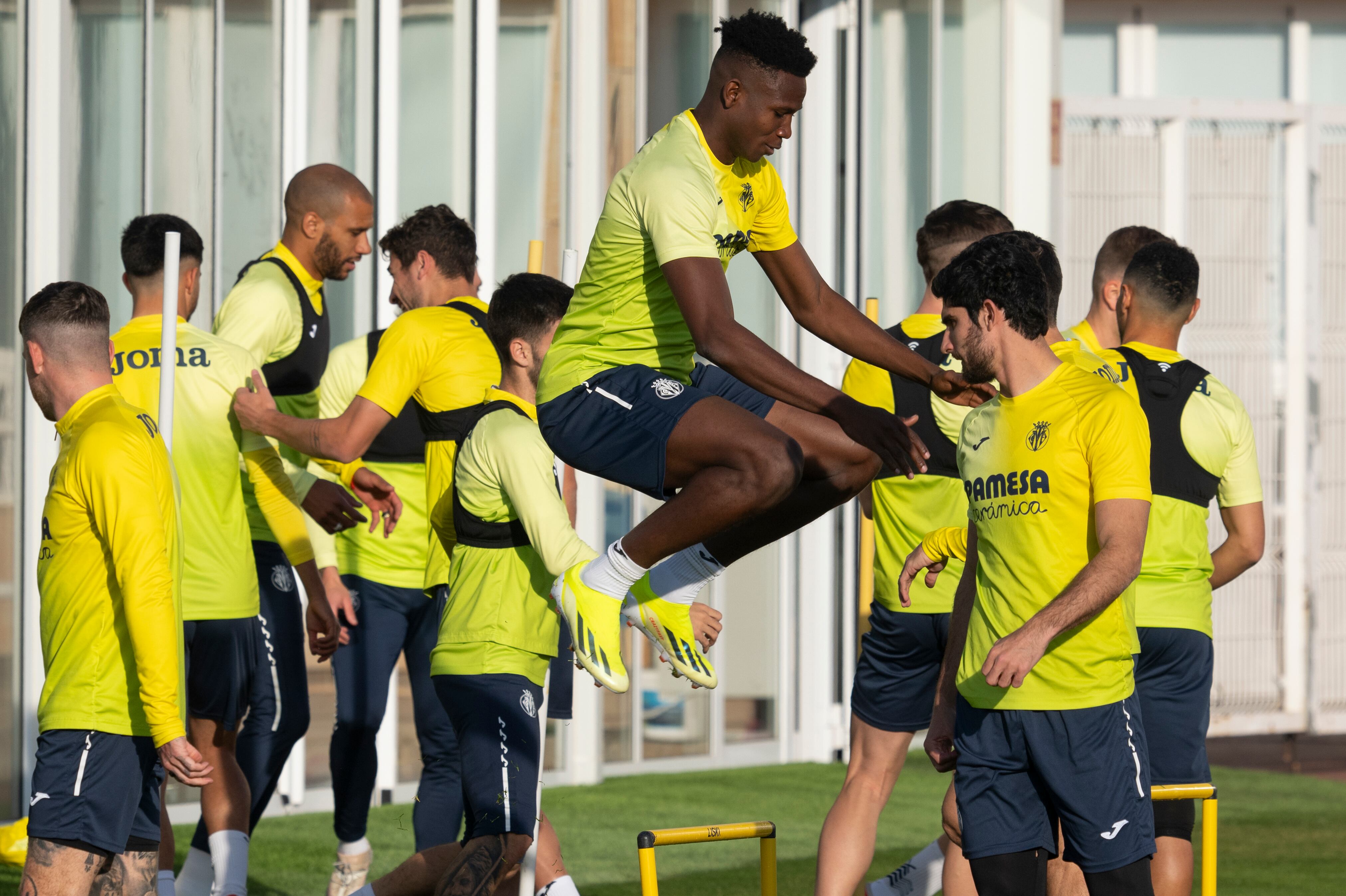 VILA-REAL (CASTELLÓN).- El jugador del Villarreal, Yenson Mosquera, salta durante el entrenamiento realizado este miércoles. EFE/Andreu Esteban