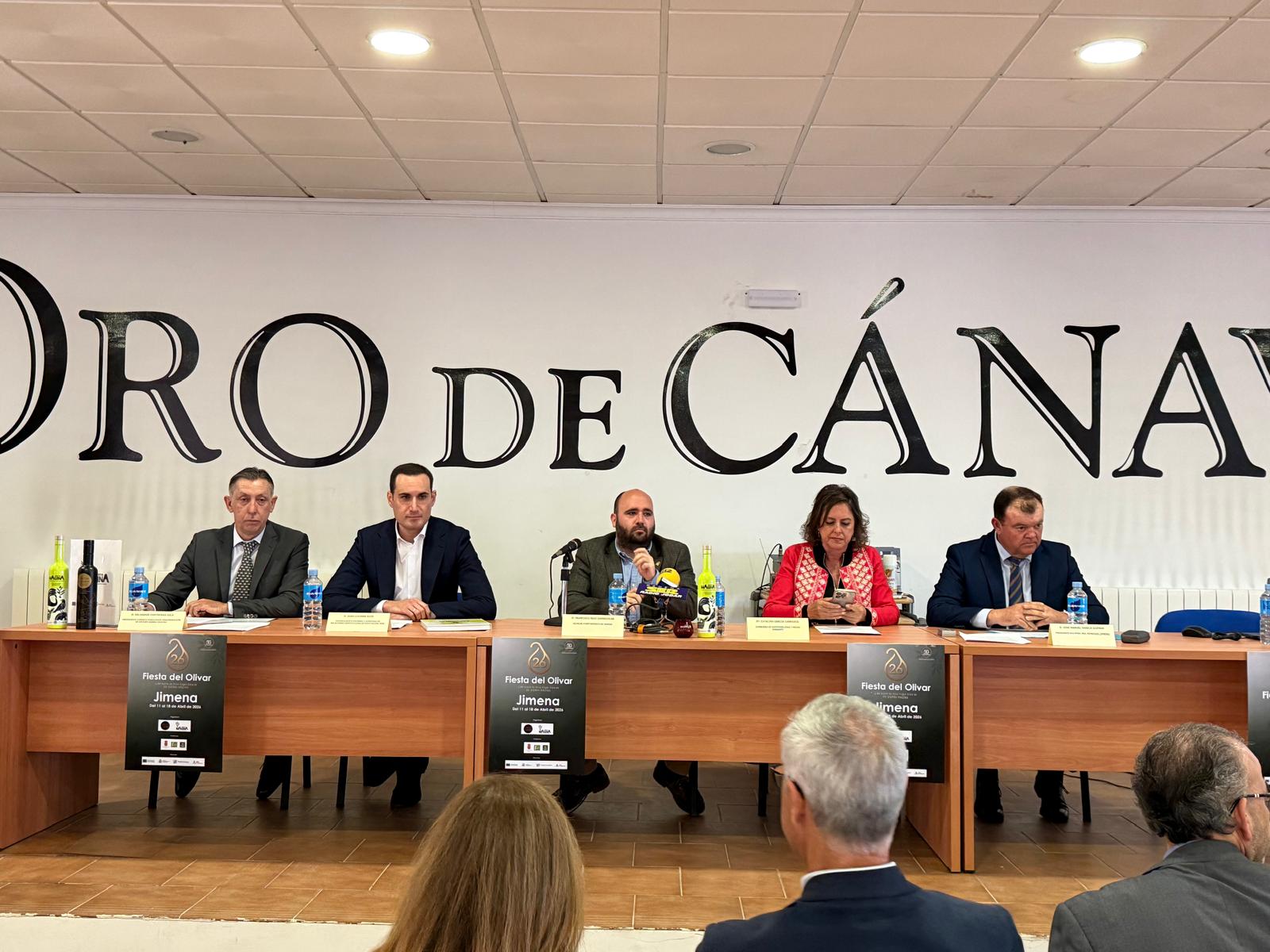 Mesa presidencial con autoridades