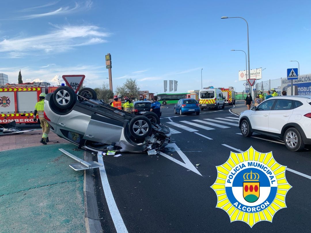 Imagen del vehículo volcado en Alcorcón