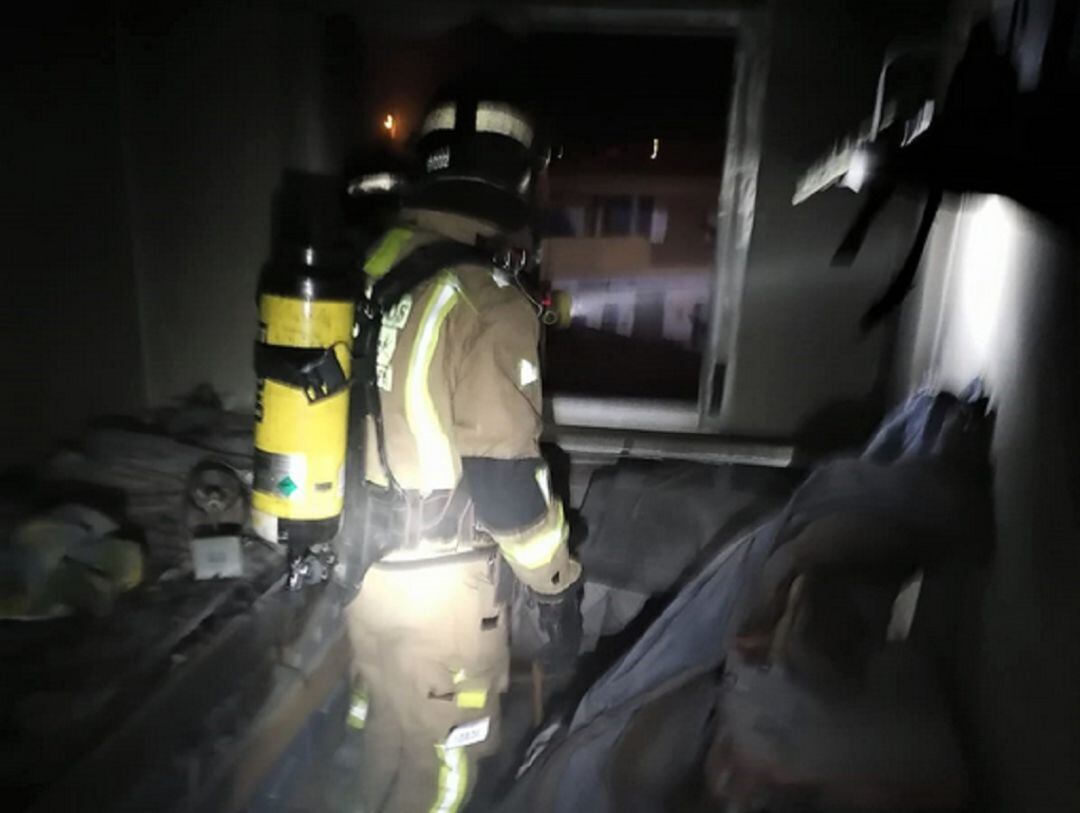 Servicios de emergencias han rescatado y atendido a dos personas heridas en el incendio de una vivienda ocurrido esta madrugada en San Javier