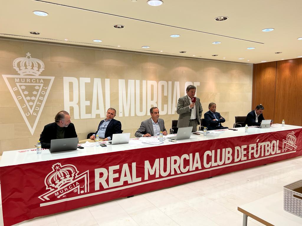 Momento de la última junta de accionistas del Real Murcia con el presidente, Agustín Ramos, tomando la palabra