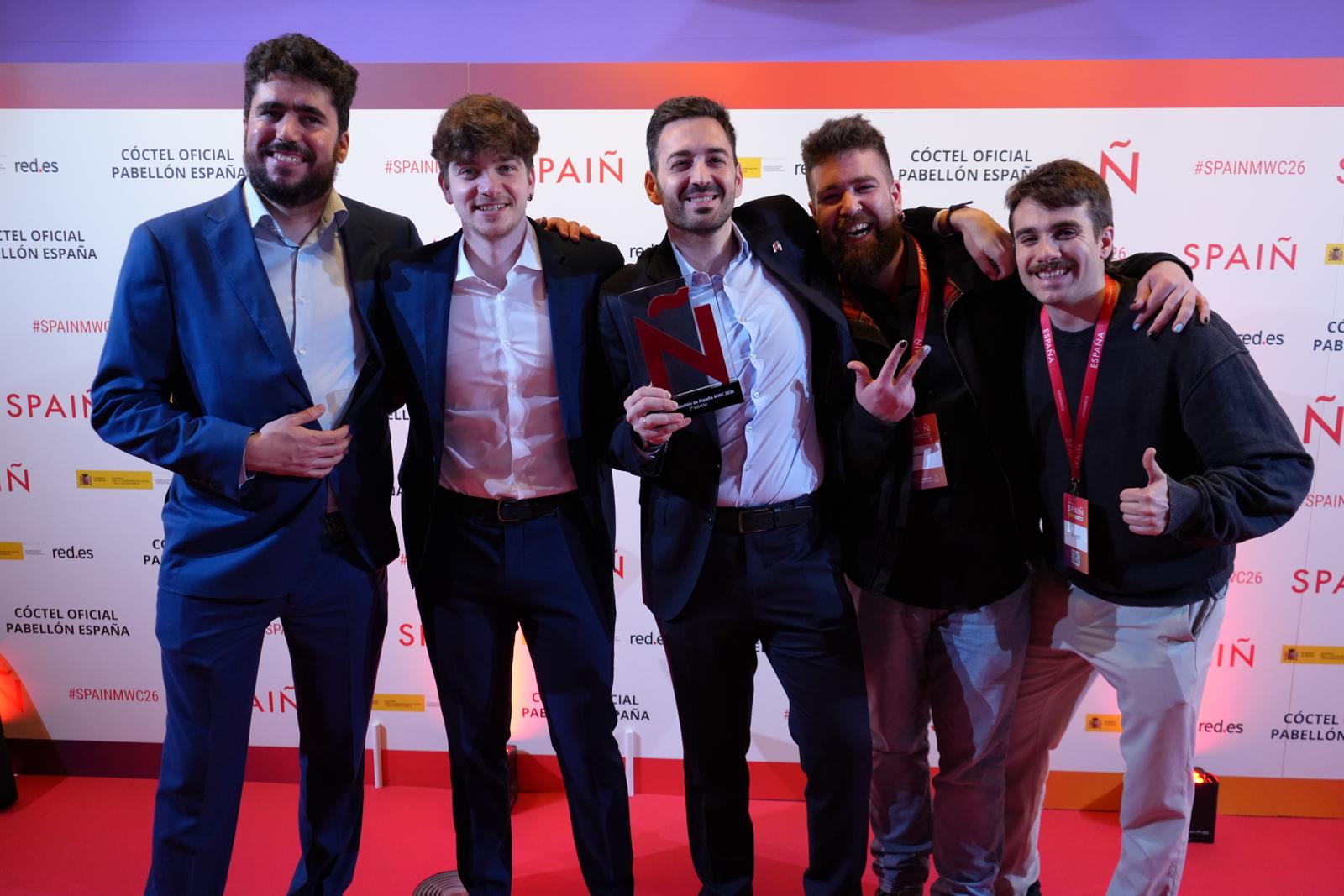 Equipo de Roams con el premio