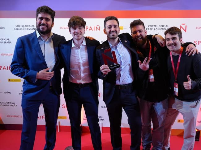 Equipo de Roams con el premio