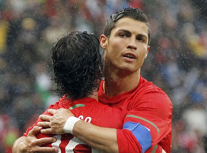 Cristiano celebra un gol junto a Tiago