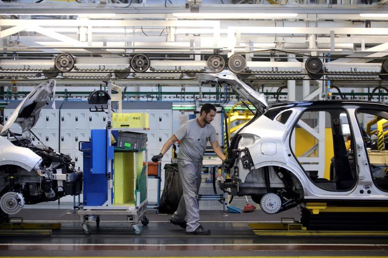 Imagen de archivo. Cadena de producción de la fábrica de Renault en Valladolid