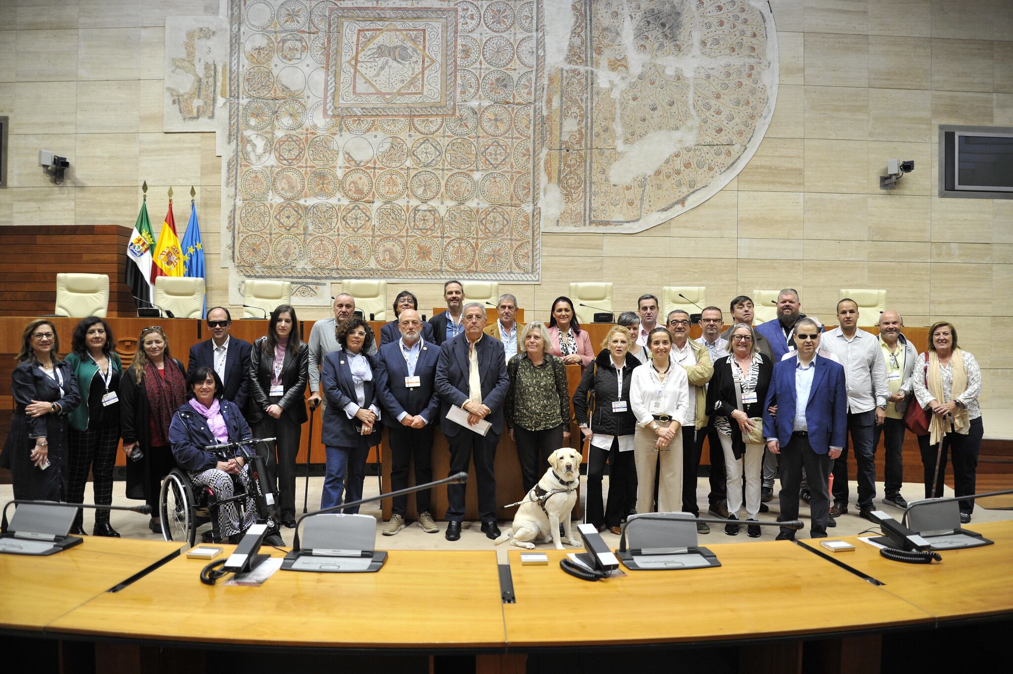 Imagen de familia de los participantes en el XIX Congreso de Cermis Autonómicos celebrado en Extremadura. ASAMBLEA DE EXTREMADURA