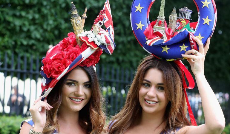 Dos asistentes al hipódromo de Ascot (Inglaterra), vestidas con las banderas del Reino Unido y la Unión Europea.