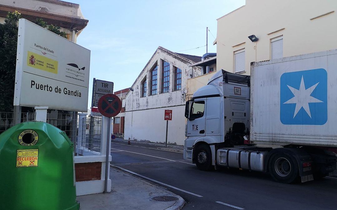 Un camión accede por el Grau al puerto de Gandia
