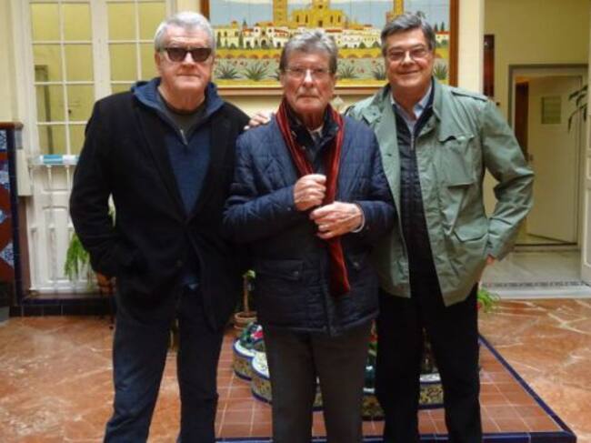 Benito Moreno en el patio de Radio Sevilla, flanqueado por sus hermanos Maxi y Josele, en febrero de 2017