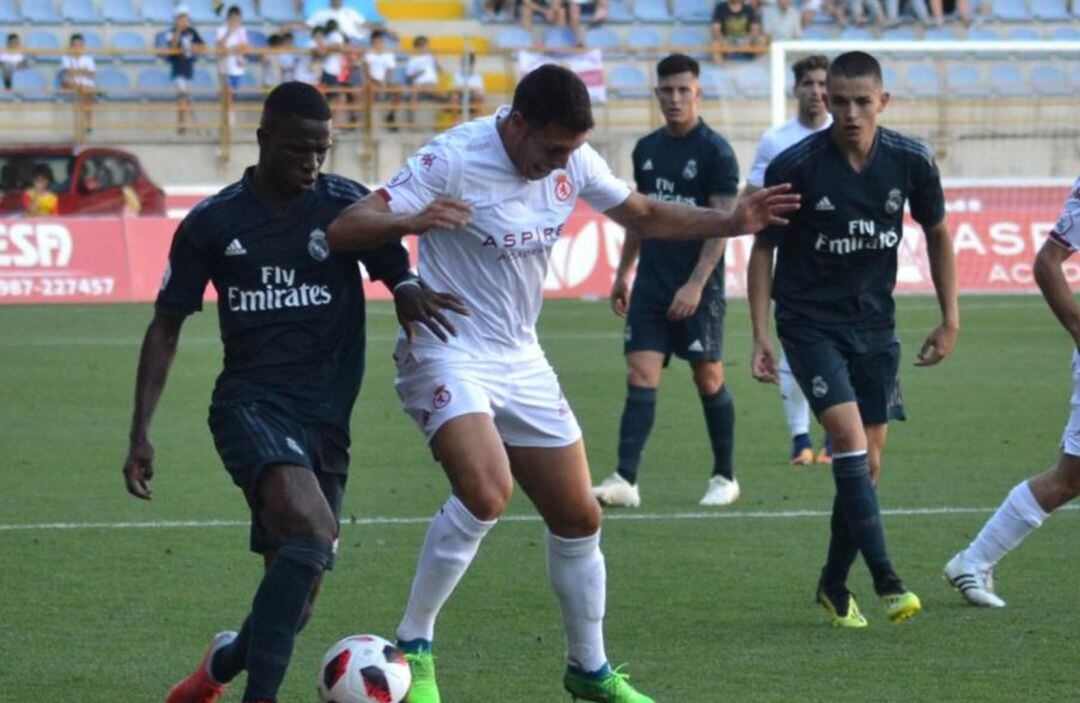 Uno de los duelos clave del partido: Vinicius contra Albizua