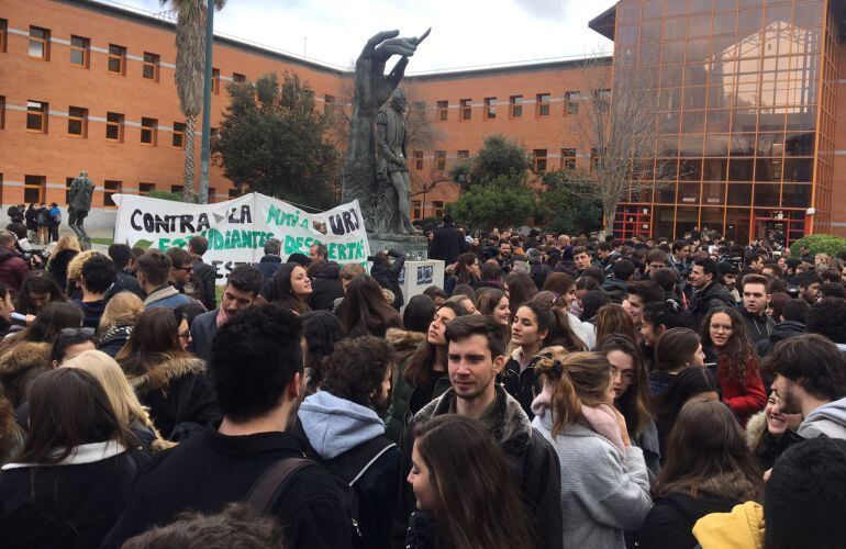 Cientos de estudiantes se manifiestan en la URJC por el &#039;caso Cifuentes&#039;