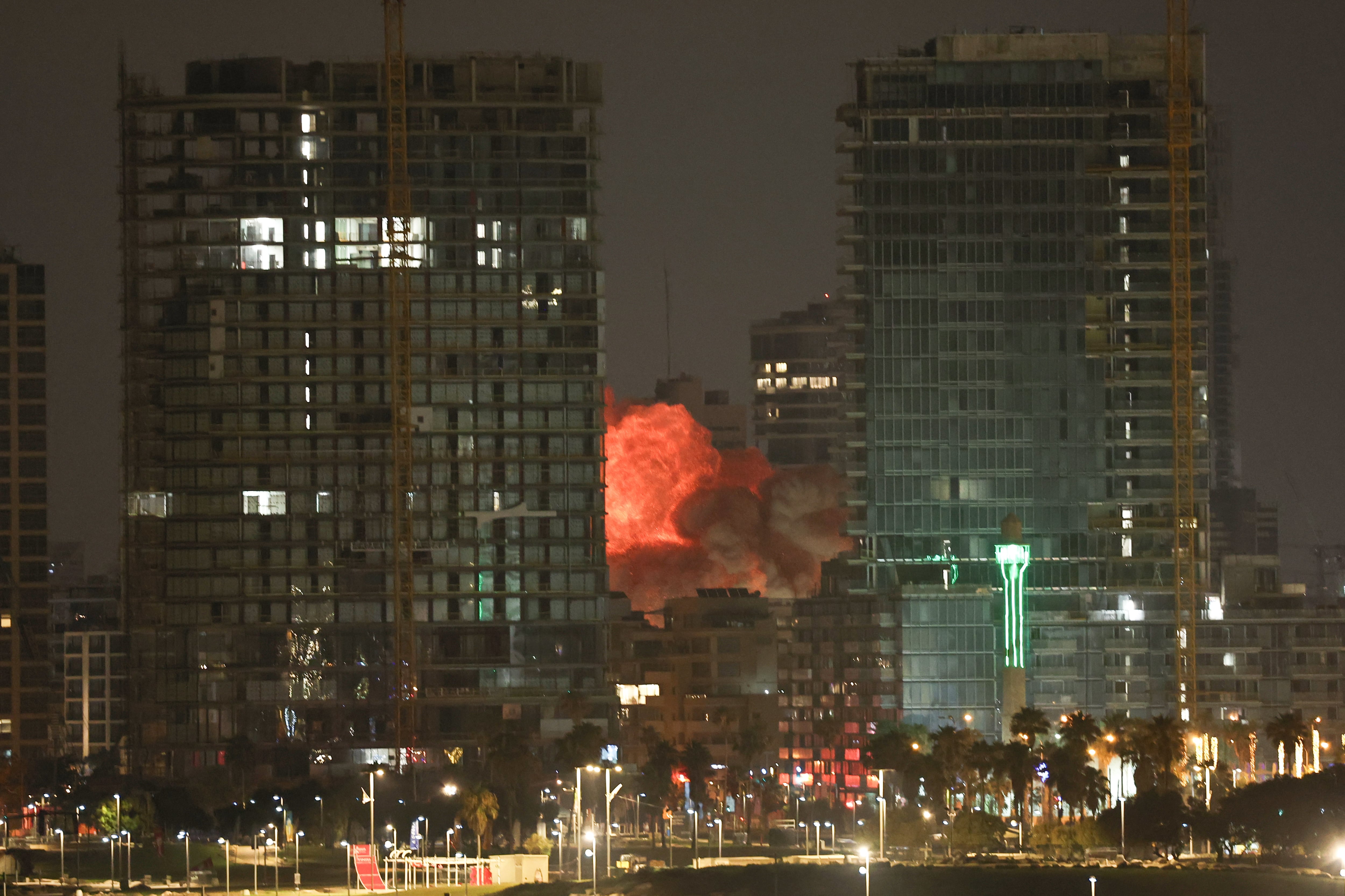 Una explosión por un misil iraní en Tel Aviv (Israel).