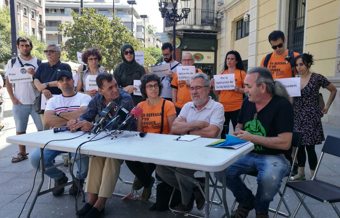 Roda de premsa del Sindicat de Llogaters a l'Hospitalet de Llobregat, aquest dimecres al matí.