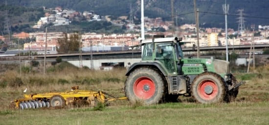 Un tractor llaurant un camp al Baix Llobregat