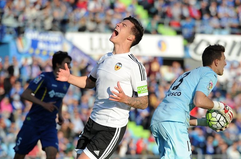 Santi Mina, durante un partido con el Valencia