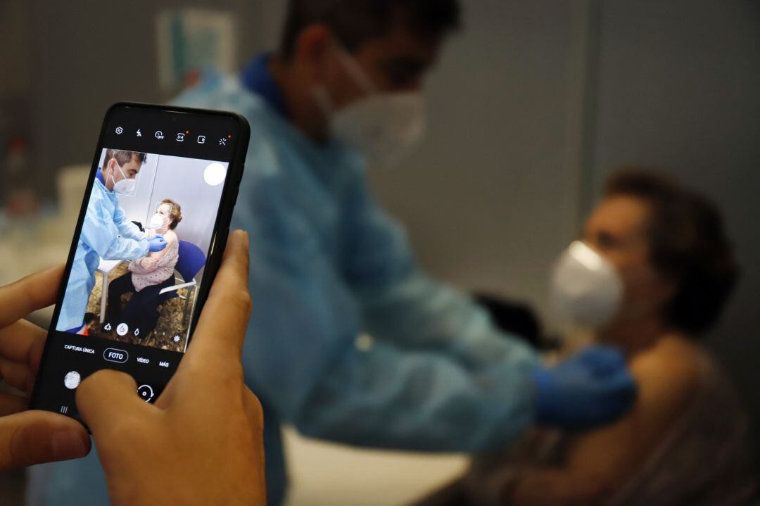 Foto de archivo de vacunación ante la Covid-19 en Málaga.