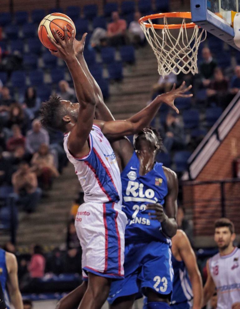 El Club Ourense Baloncesto, logra la cuarta vcitoria consecutiva y sale momentáneamente del descenso