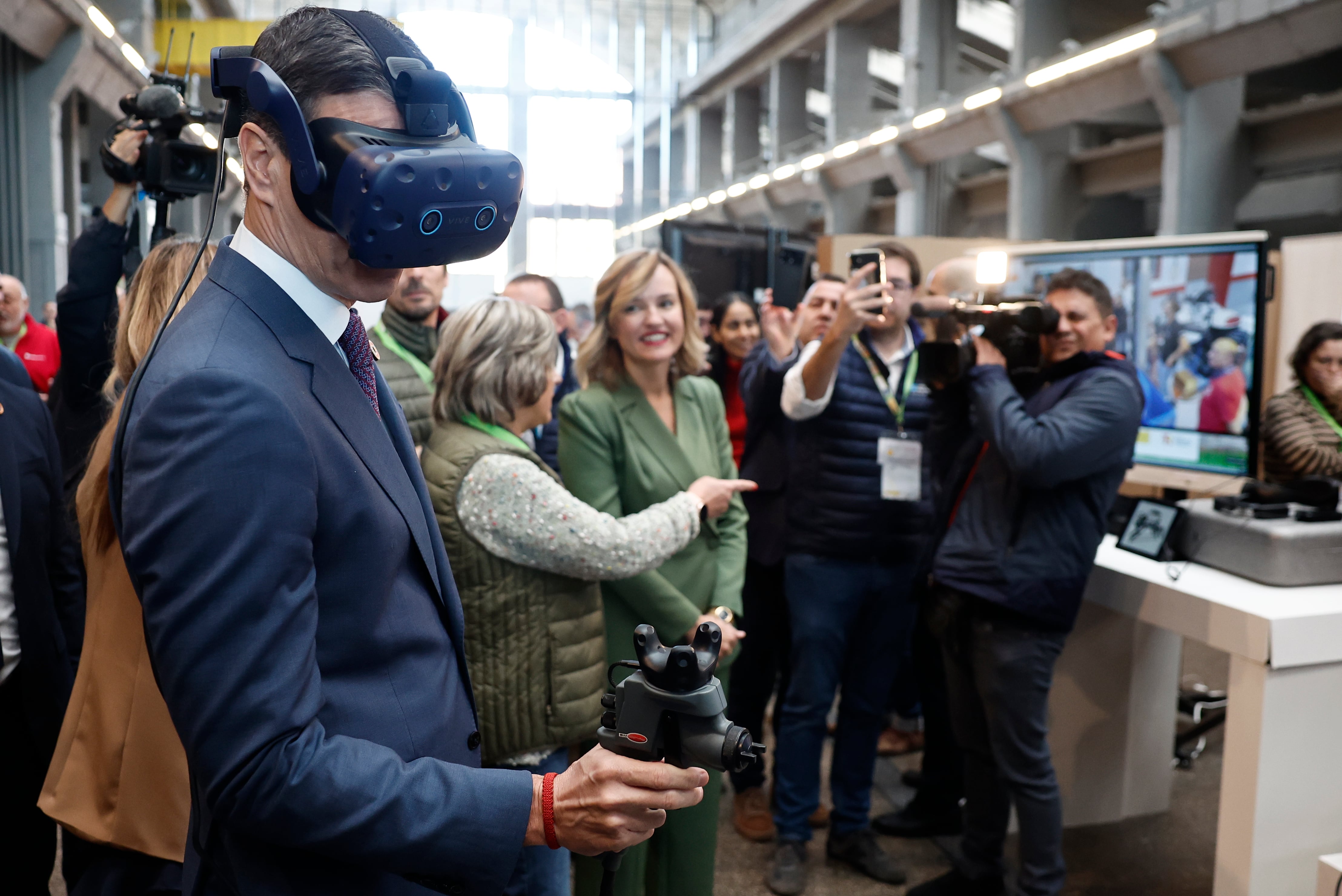 El presidente del Gobierno, Pedro Sánchez, prueba un dispositivo de realidad virtual mientras preside el acto de firma para el lanzamiento de varios hubs de la Alianza para la Formación Profesional en Madrid.