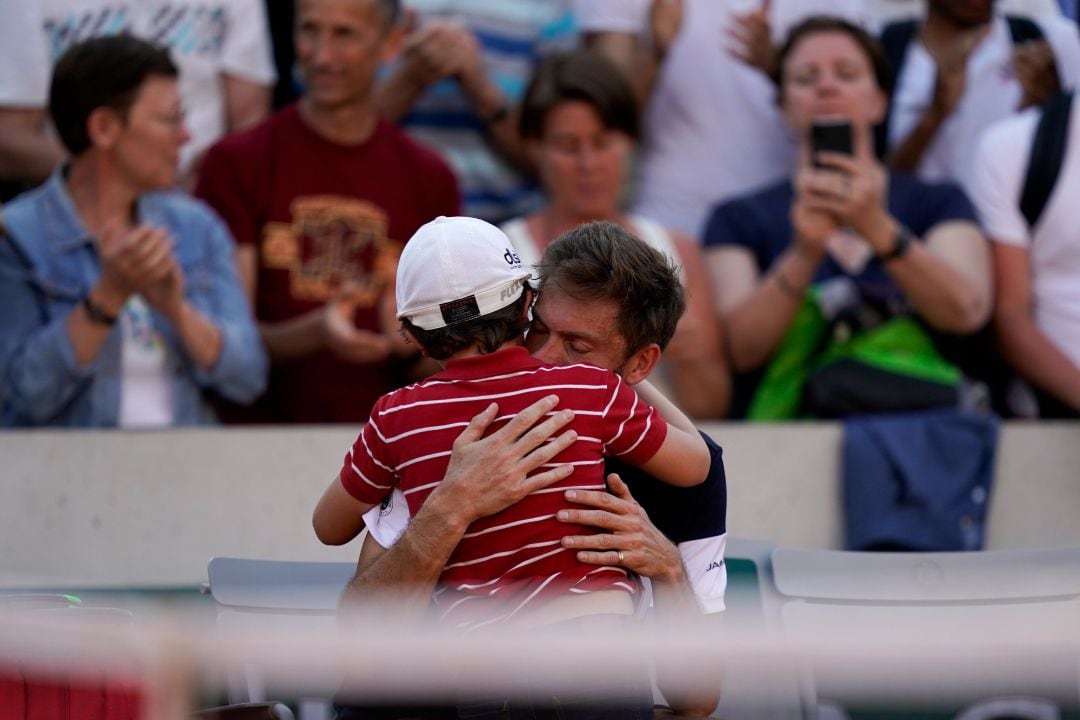 Mahut abraza a su hijo tras el partido. 