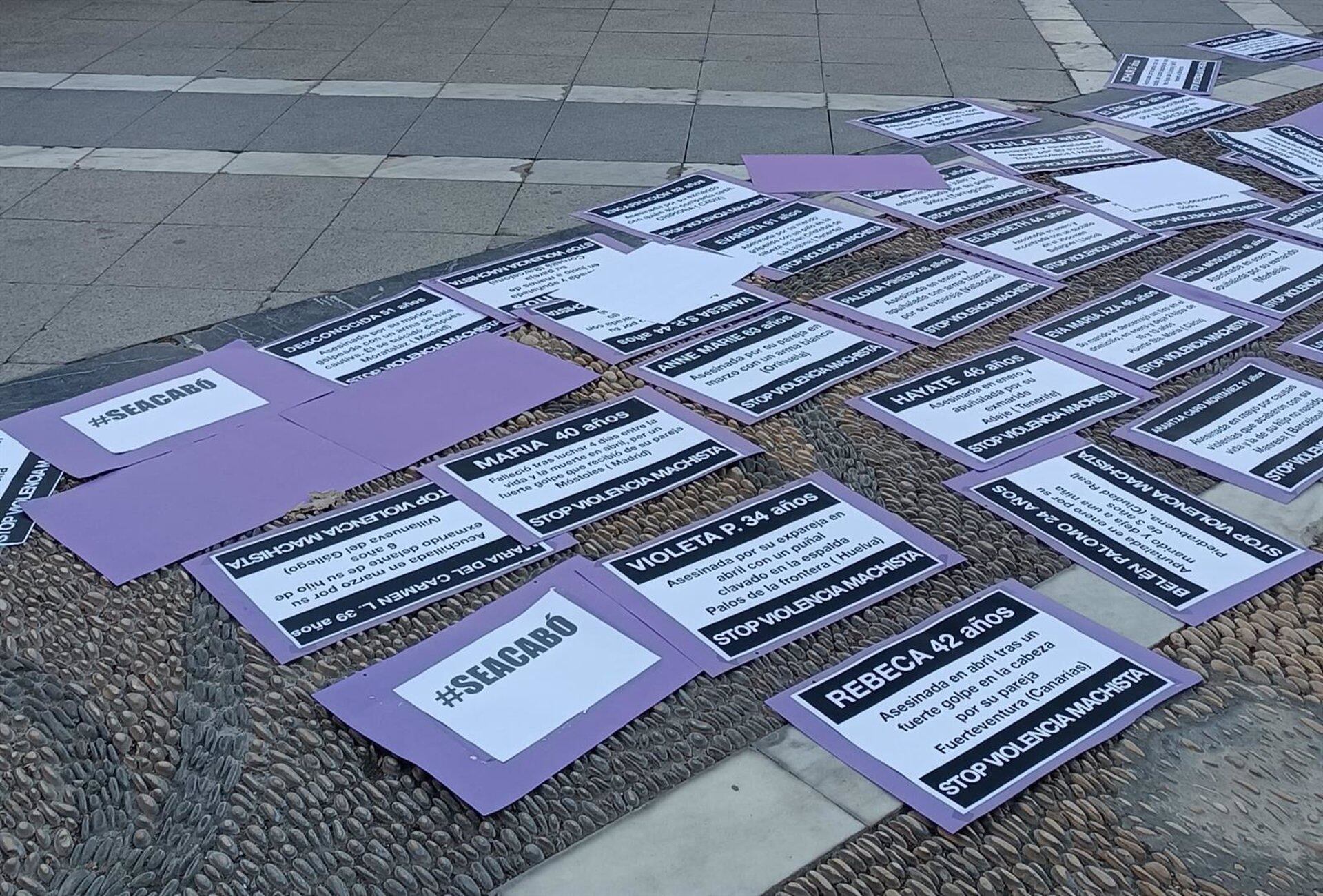 Carteles con los nombres de las mujeres asesinadas por la violencia de género en 2023 durante una concentración en agosto de la Marea Violeta de Jerez