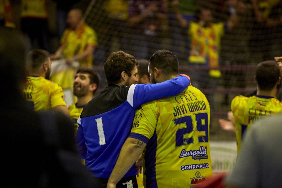 Los leoneses Luis de Vega (i) y Javi García se abrazan tras un triunfo en el Príncipe de Asturias.