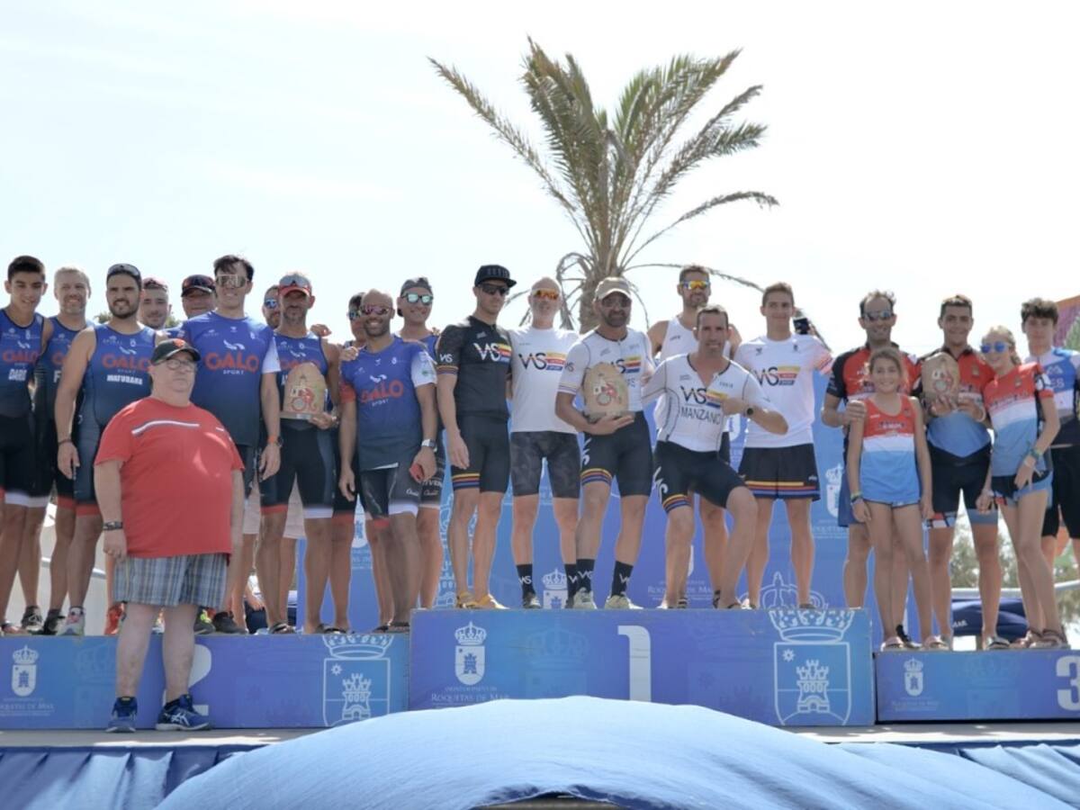 Kilian García y Nerea Luna ganan el triatlón Ciudad de Roquetas
