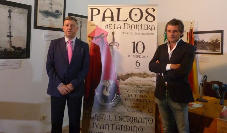 El alcalde de Palos de la Frontera, Cristóbal Romero, y el empresario Jorge Buendía escoltan el cartel de la VI Corrida Pinzoniana