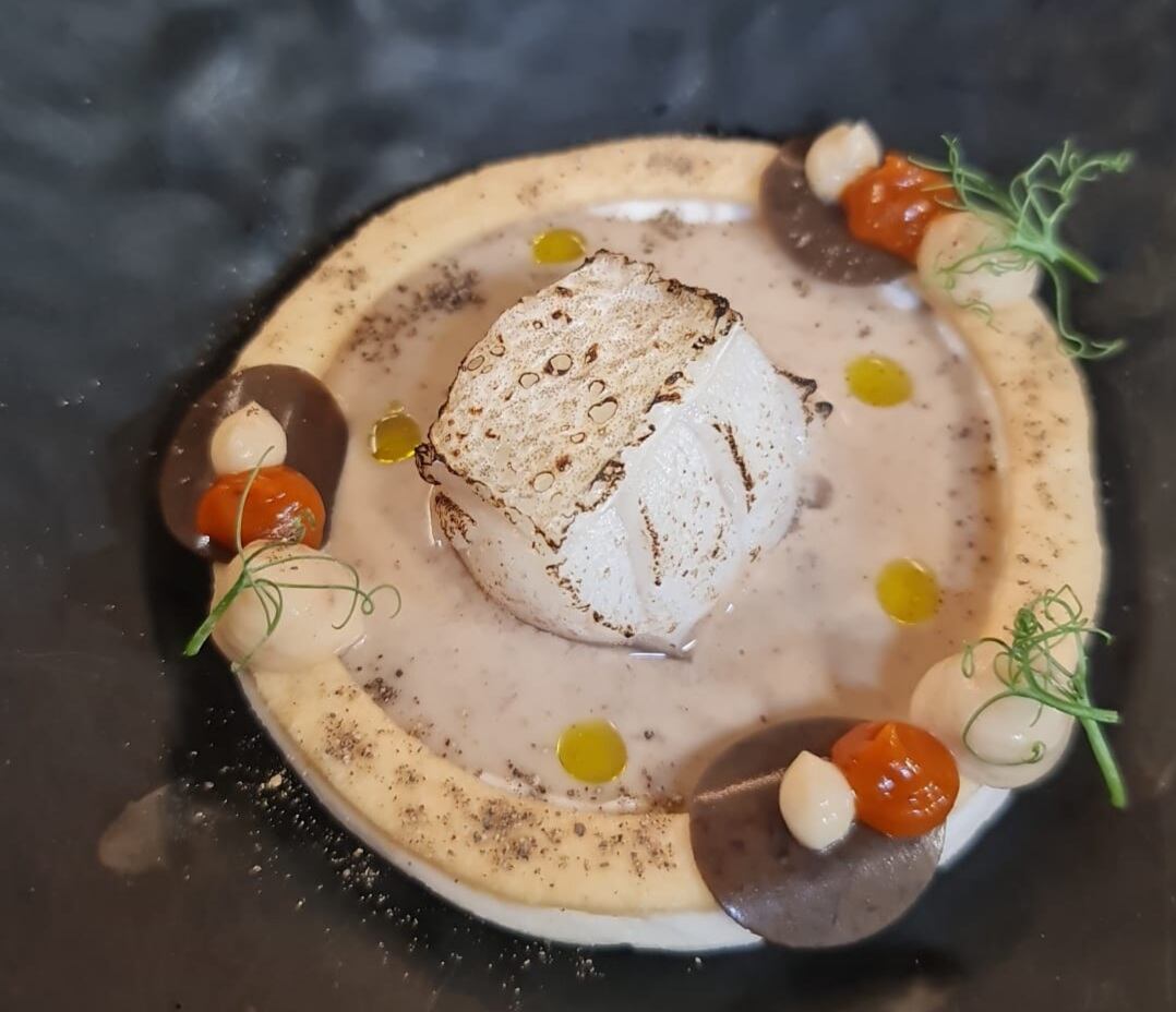 Bacalao en dos texturas, crema turresilana, tomate, piñones y ajo morado de las Pedroñeras, propuesta del restaurante San Remo de Palencia