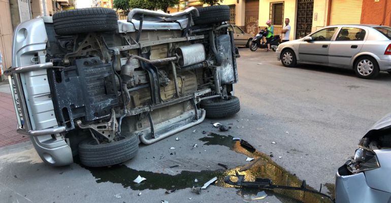 Así quedó uno de los turismos tras el accidente
