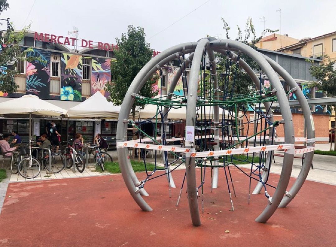 Parque infantil precintado en la plaza Rojas Clemente de València