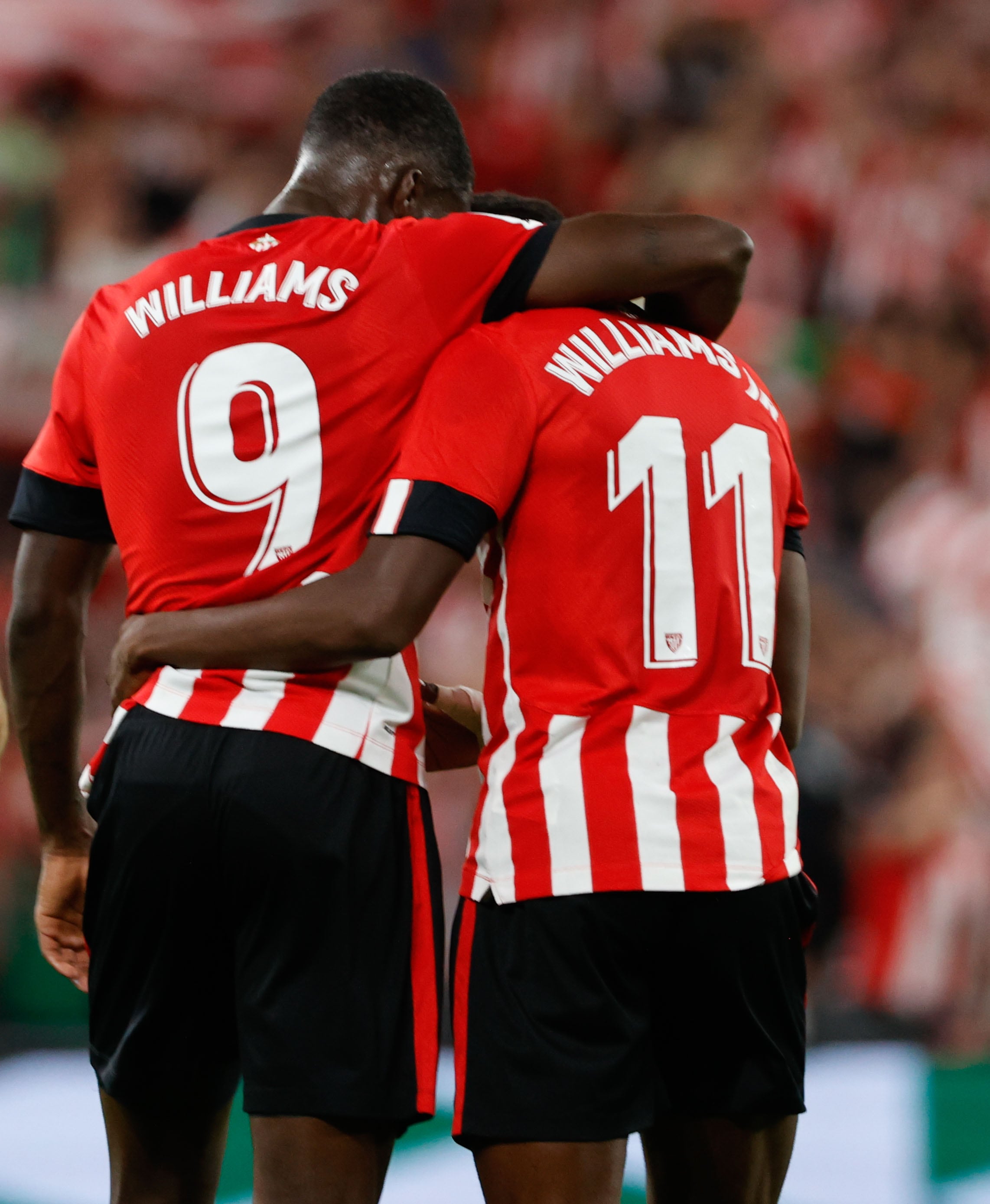 BILBAO, 17/09/2022.-El delantero del Athletic Club Nico Williams (d), celebra su gol contra el Rayo Vallecano con Iñaki Williams, este sábado durante el partido de la jornada 6 de Laliga Santader en el estadio de San Mamés.-EFE/Luis Tejido